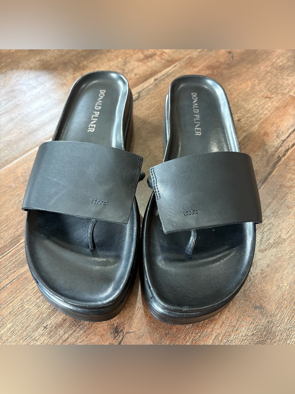 Donald J Pliner Fifi Women 9.5 M Black Leather Platform Toe Loop Sandals - Picture 2 of 9